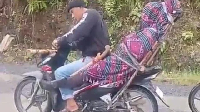 Viral! Pemotor Bonceng Jenazah di Donggala Sulteng, Potret Mirisnya Infrastruktur