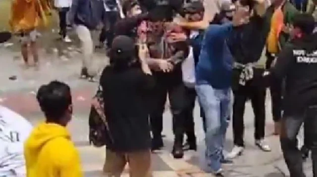 Detik- detik Video Kapolsek di Pati Dikeroyok Massa, Kepala Bocor Dihantam Benda Tumpul saat Aksi Ricuh