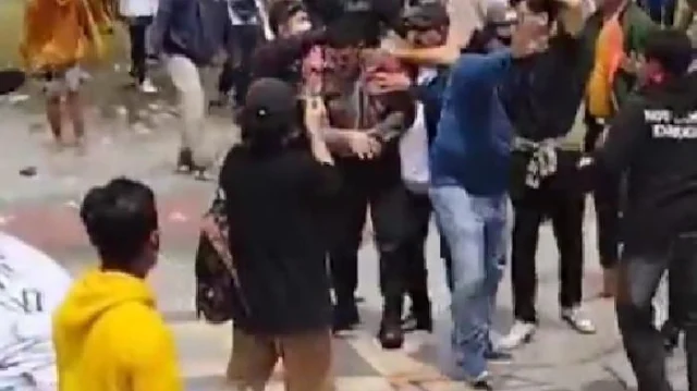 Detik- detik Video Kapolsek di Pati Dikeroyok Massa, Kepala Bocor Dihantam Benda Tumpul saat Aksi Ricuh