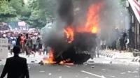 Kabupaten Pati Membara, Mobil Polisi Dibakar hingga Kantor Pemkab Jebol Kabupaten Pati Membara, Mobil Polisi Dibakar hingga Kantor Pemkab Jebol
