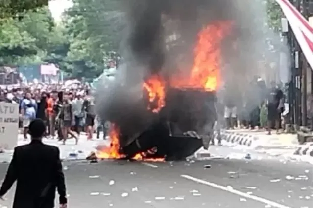 Kabupaten Pati Membara, Mobil Polisi Dibakar hingga Kantor Pemkab Jebol