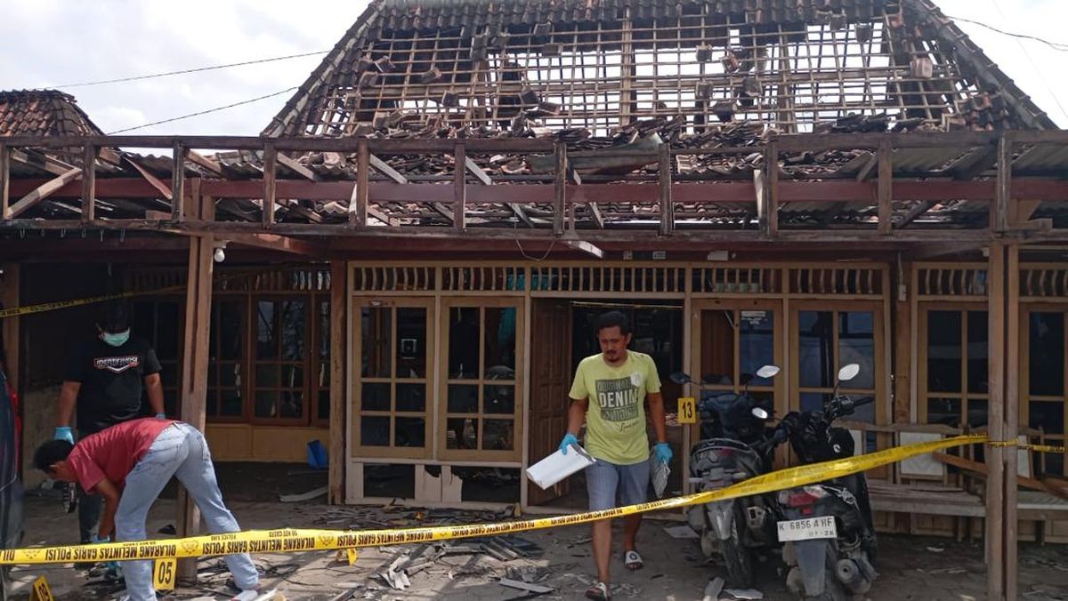 Mercon 2 Kg Meledak saat Diracik, Dua Bocah Jadi Korban, Rumah dan Mobil Rusak Parah! Mercon 2 Kg Meledak saat Diracik, Dua Bocah Jadi Korban, Rumah dan Mobil Rusak Parah!