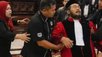 Pucat, Paman Usman Pingsan usai Wisuda Purnabakti sebagai Hakim MK Pucat!, Paman Usman Pingsan usai Wisuda Purnabakti sebagai Hakim Mahkamah Konstitusi