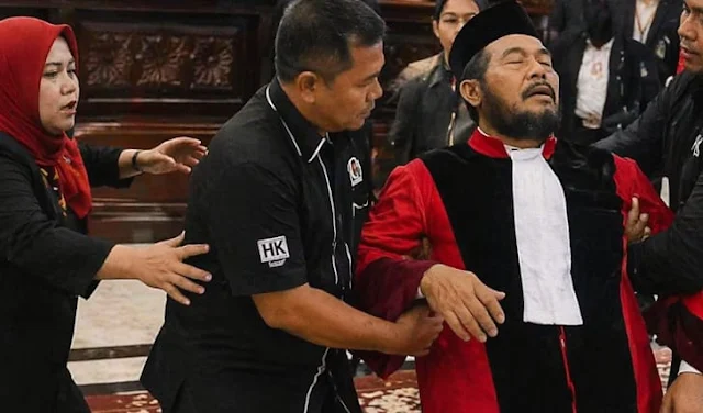 Pucat!, Paman Usman Pingsan usai Wisuda Purnabakti sebagai Hakim Mahkamah Konstitusi