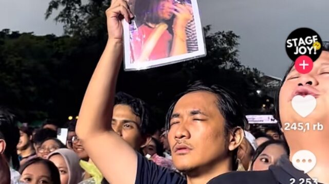 Viral! Video Seorang Pria Bawa Foto Bernadya dengan Pria Lain saat Konser Bikin Galau Brutal