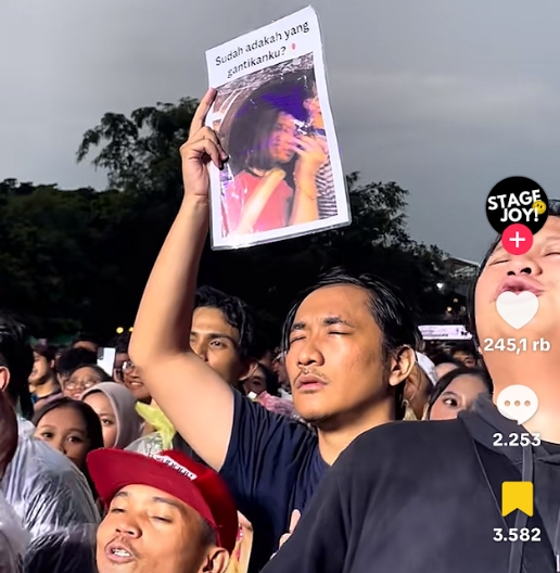 Viral! Seorang Pria Bawa Foto Bernadya dengan Pria Lain saat Konser Bikin Galau Brutal Viral! Video Seorang Pria Bawa Foto Bernadya dengan Pria Lain saat Konser Bikin Galau Brutal
